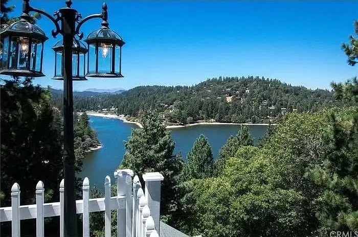 5 bed, 4.5 bath, 2559 sqft, $3,300 — Photo 3