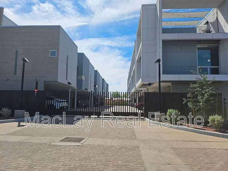 1 bed, 1.5 bath, 1208 sqft, $1,595 — Photo 3