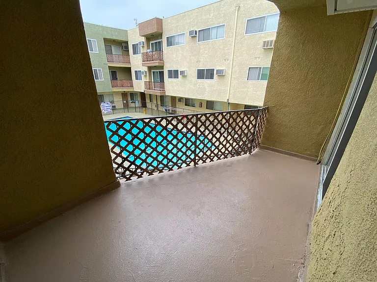 Tarzana Terrace Apartments — Photo 24
