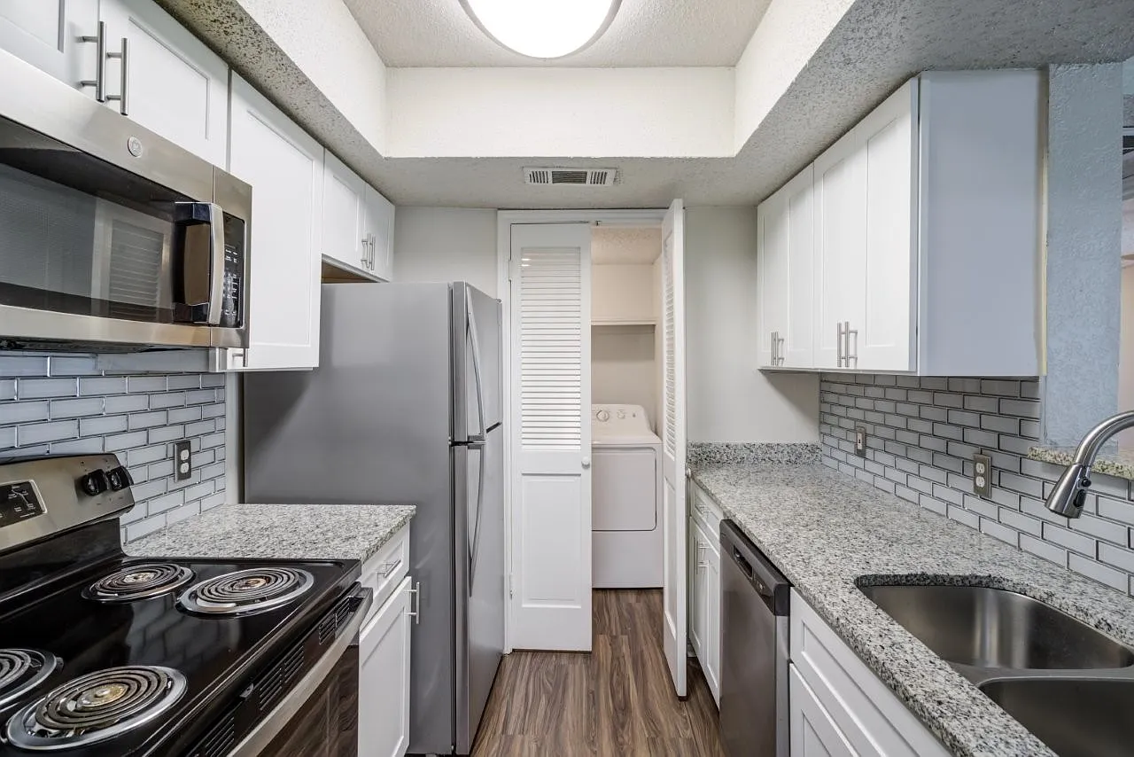 Chateau Des Lions Apartment Homes — Photo 4