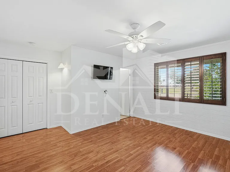 10747 W Hope Dr — Photo 13