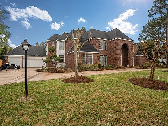 This lovely home is located in desirable Memorial Northwest in Spring, a tree-lined established neighborhood.