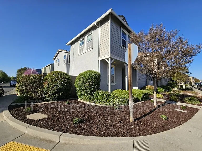 10921 Oakham Dr — Photo 2