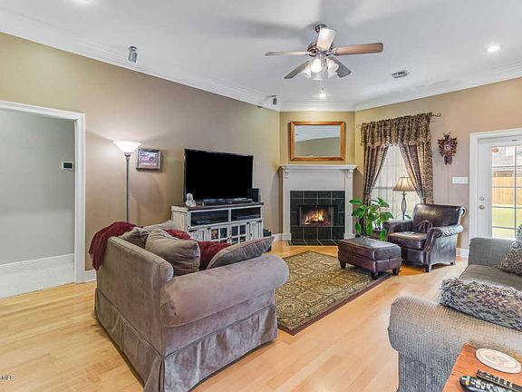 4th image of 614 Wind Haven Ln