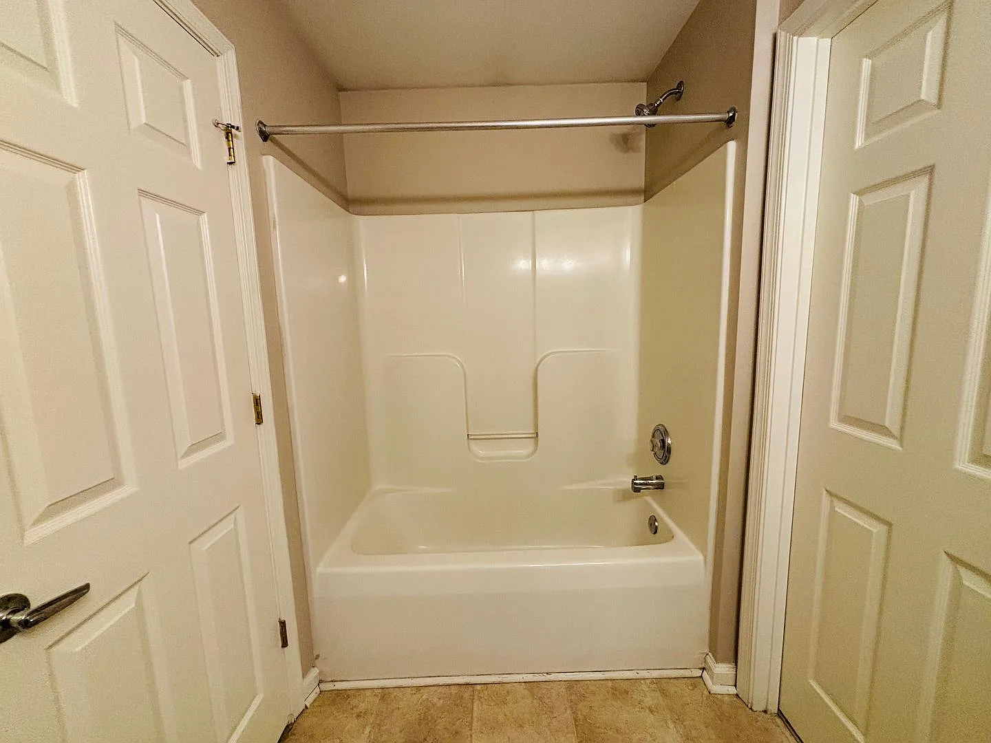 1 Bedroom 1 Bath Condo — Photo 4
