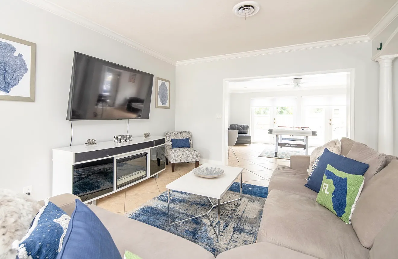 5 bed, 2700 sqft, $7,500 — Photo 1