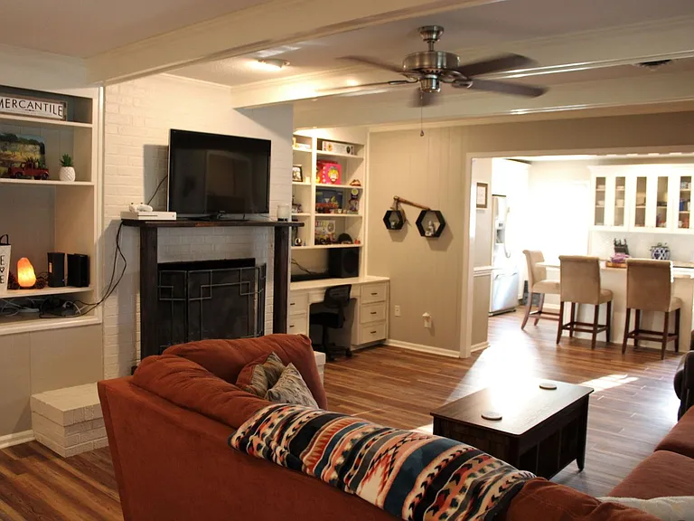 2450 Belcher Dr — Photo 2