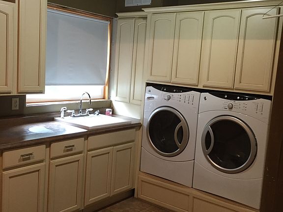 Laundary Room w/ HE wash, Dryer