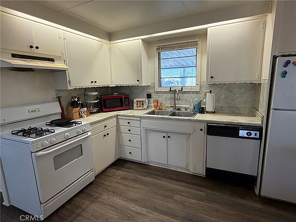 5th image of 332 N Lyon Ave Space 107