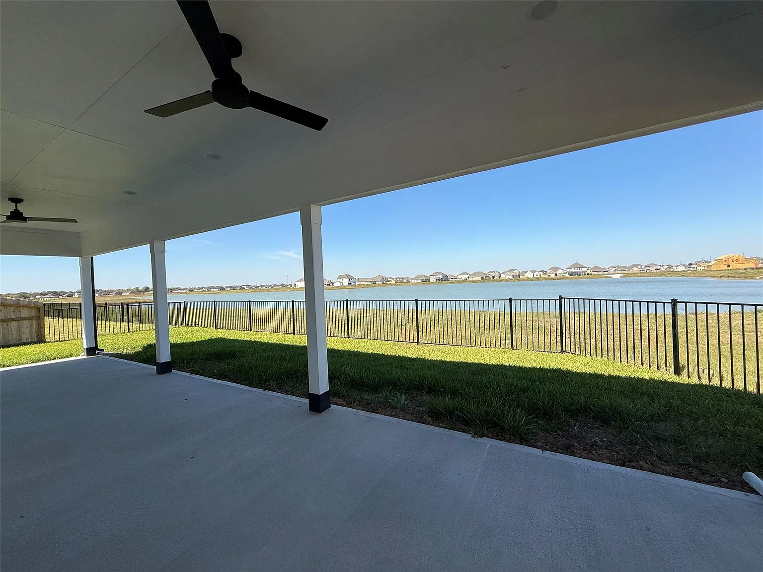 3 bed, 2.0 bath, 2012 sqft, $3,000 — Photo 2