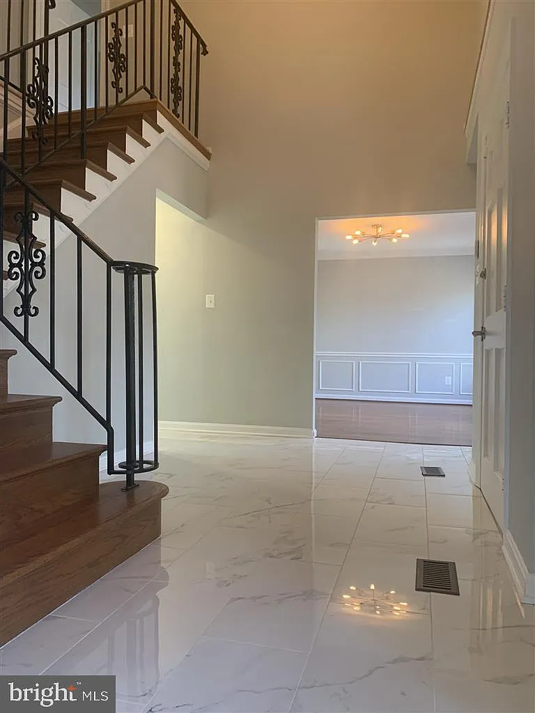 6 bed, 4.5 bath, 3958 sqft, $6,495 — Photo 2