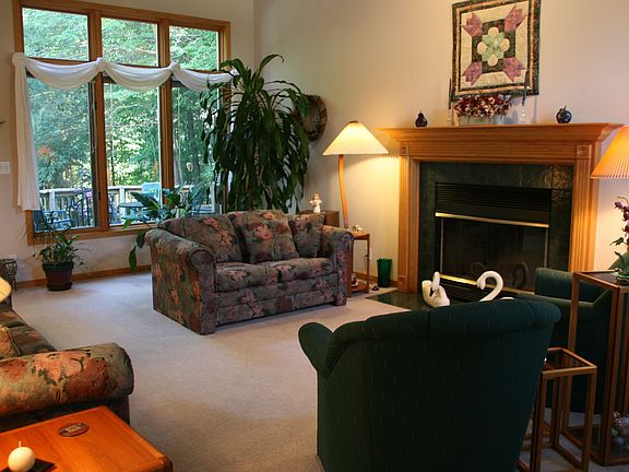 Fireplace, 10 ft ceilings in living room