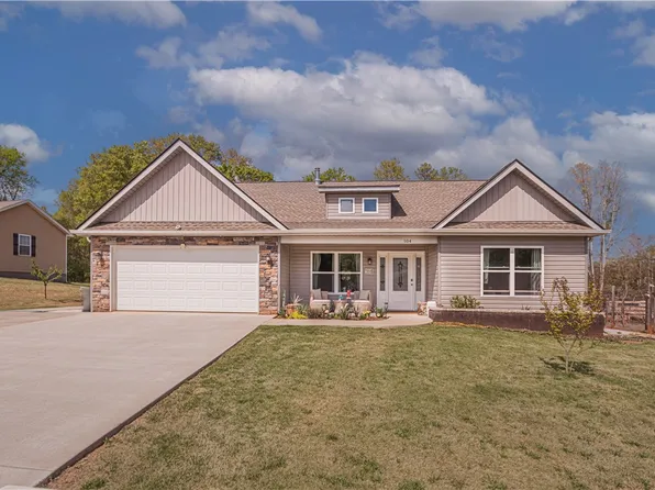 104 Summer Breeze Ct, Townville, SC 29689