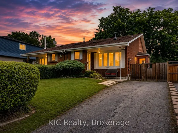 1151 Valley Ct, Oshawa, ON L1J 3M4