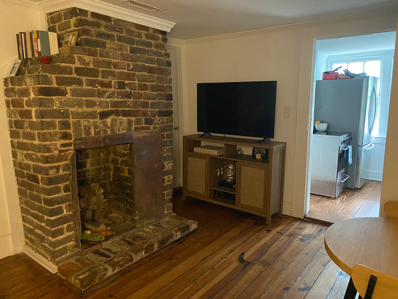 2 bed, 550 sqft, $2,100 — Photo 2