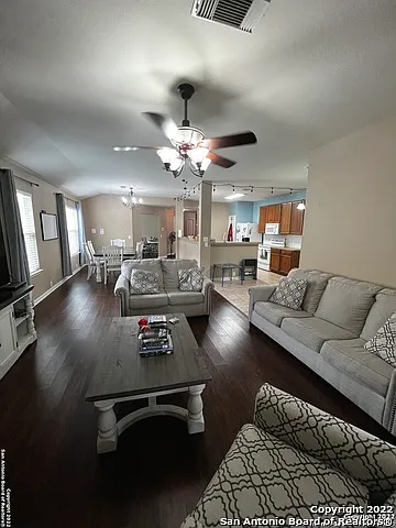 3 bed, 2.0 bath, 1752 sqft, $2,000 — Photo 3