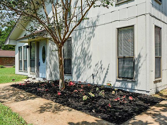4th image of 1021 Darlington Oak Dr