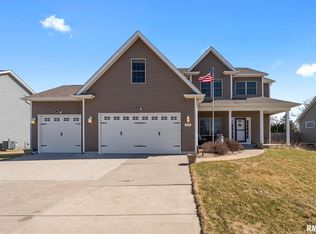 717 Deer Woods Dr, Davenport, IA 52802