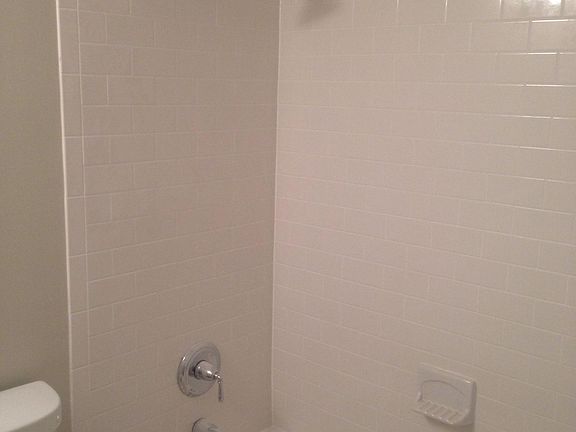 subway tile with bath/shower combo in bathroom
