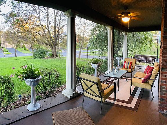 Huge screened front porch