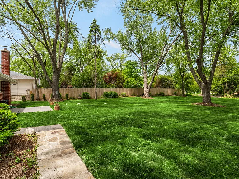 1010 W Elm St — Photo 12