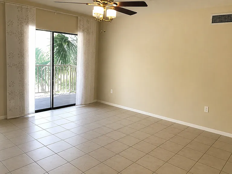 Living Room /Balcony