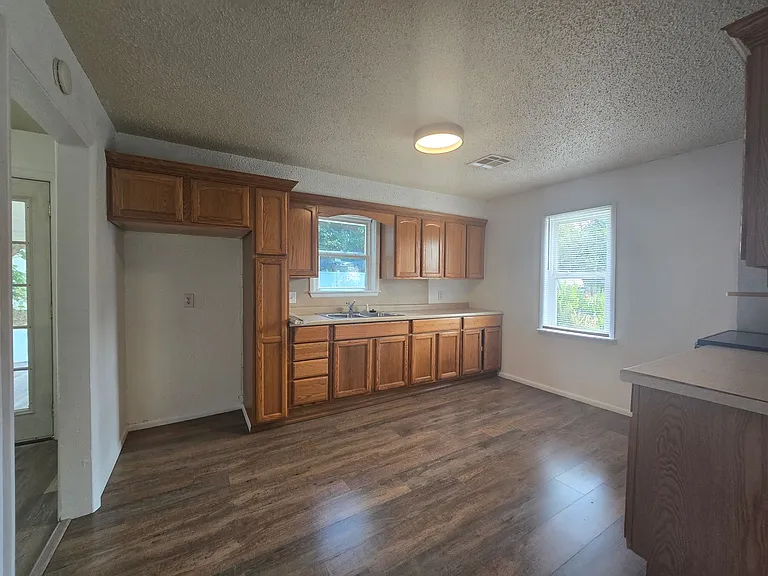 920 W Farrall St — Photo 26