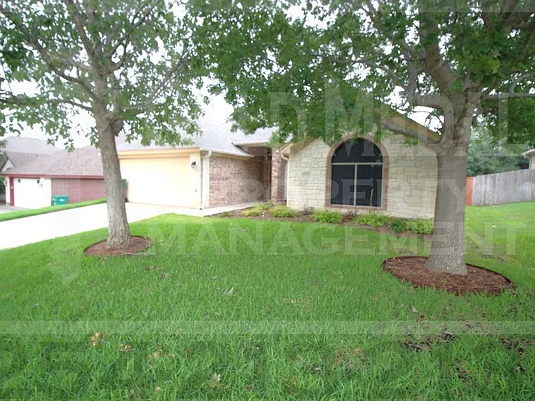 1502 Loblolly Dr — Photo 2