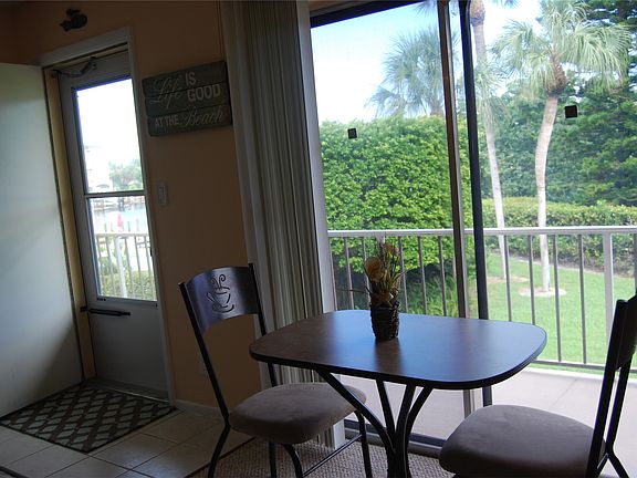 4th image of 261 Banyan Blvd