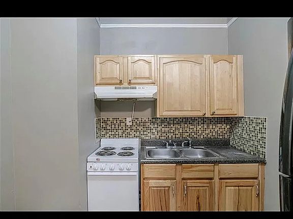 4th image of 10 Kenneth St #A