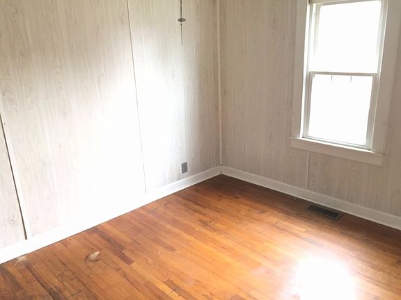 5th image of 302 Bettie St