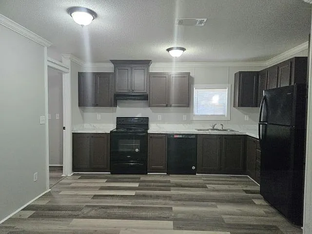 3 bed, 2.0 bath, 1040 sqft, $2,075 — Photo 3