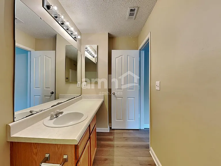 1053 Kings Mountain Ln — Photo 9
