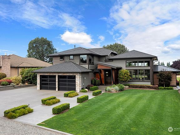 Situated on a quarter acre beautifully landscaped lot, this home is aesthetically pleasing and designed with entertaining and quality in mind>