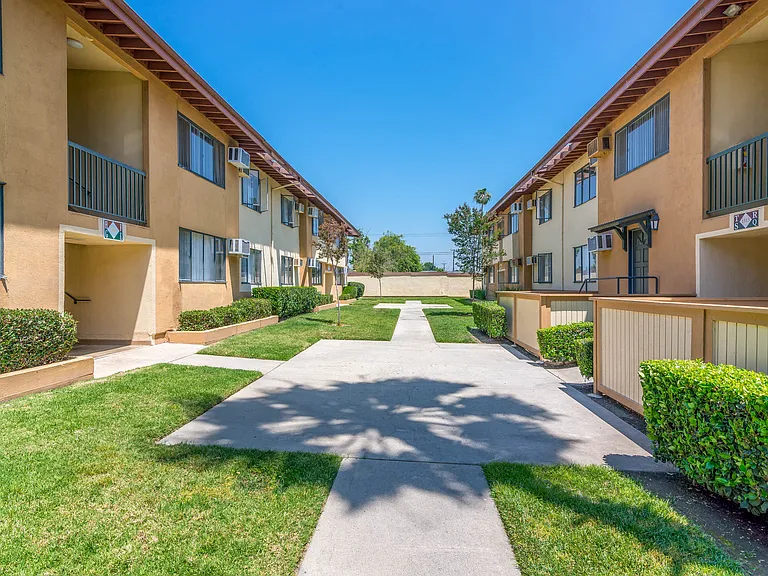 Serrano Apartments — Photo 9