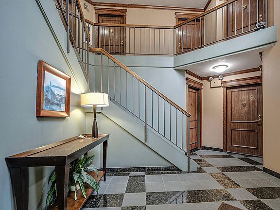 3rd image of 122 Willow Brook Ct APT 1