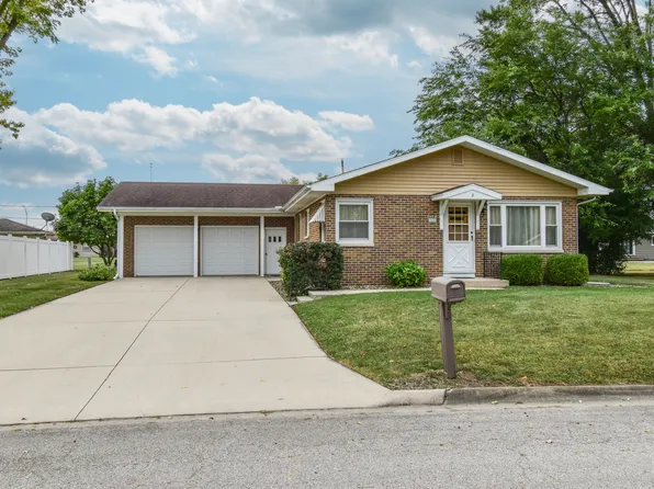 2 Edgewood Dr, Pontiac, IL 61764