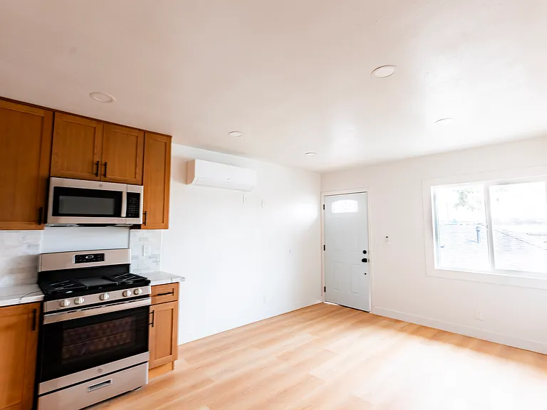 780 E Walton St #A — Photo 4