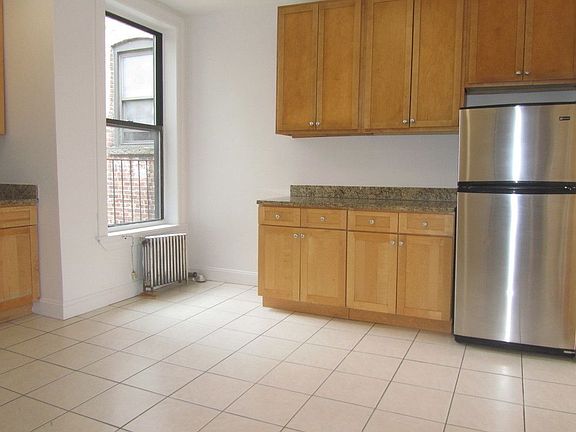 3rd image of 171 W 81st St
