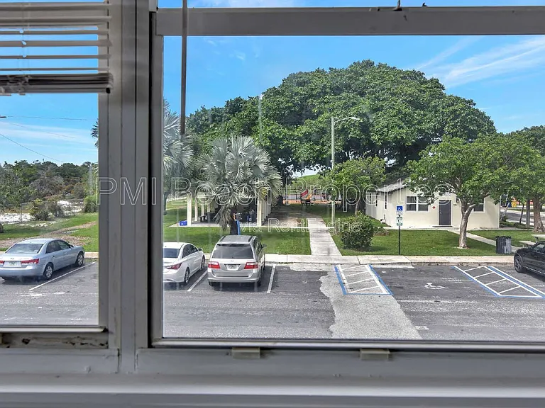 825 Truman St #4 — Photo 7