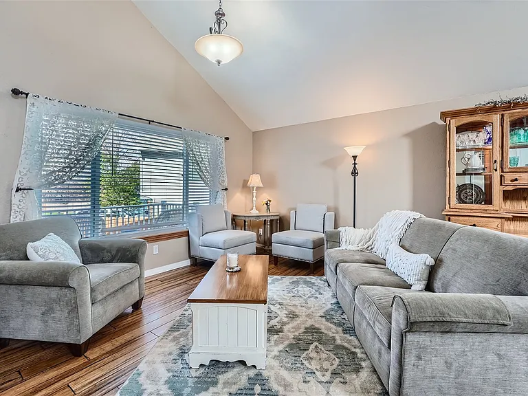 621 Devinney Ct — Photo 3