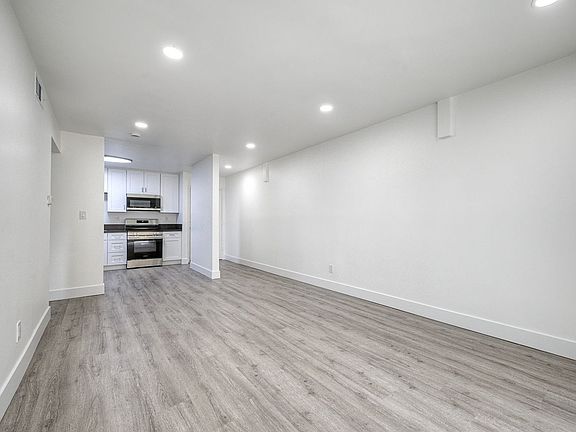 4th image of 7914 La Mesa Blvd APT 27