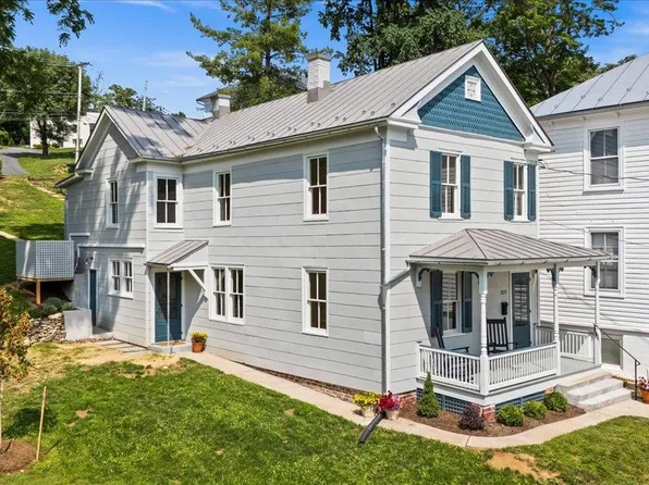 939 & 941 W Beverley St, Staunton, VA 24401
