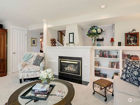 4th image of 855 NW Huckle Drive #D