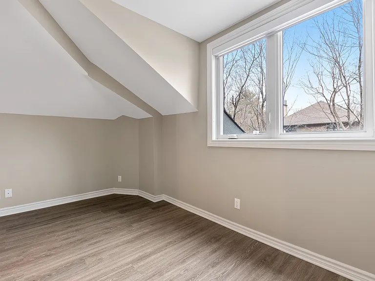 447 Green Ave — Photo 8