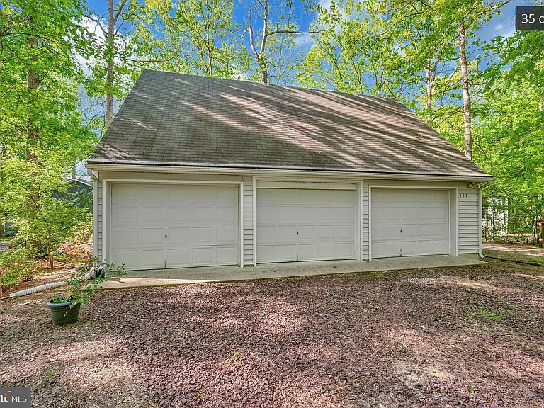 102 Surrey Ln — Photo 6