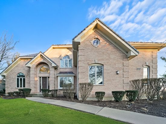 9127 Falling Waters Dr E, Willowbrook, IL 60527