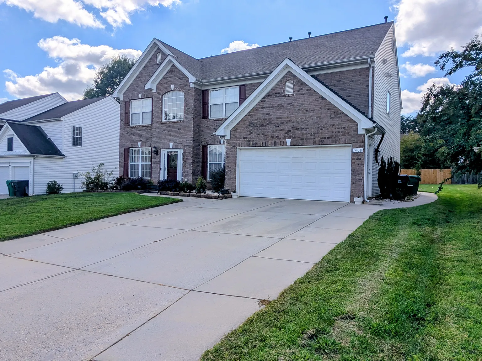 4 bed, 2.5 bath, 2560 sqft, $2,600 — Photo 2