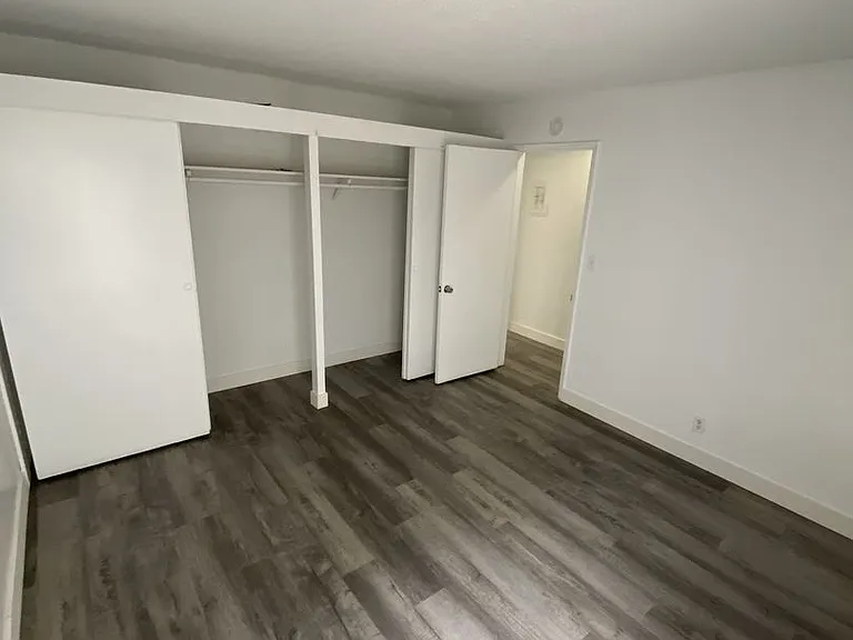 11708 Oxford Ave — Photo 3