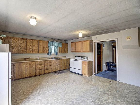 2nd image of 207/205 9th Ave W